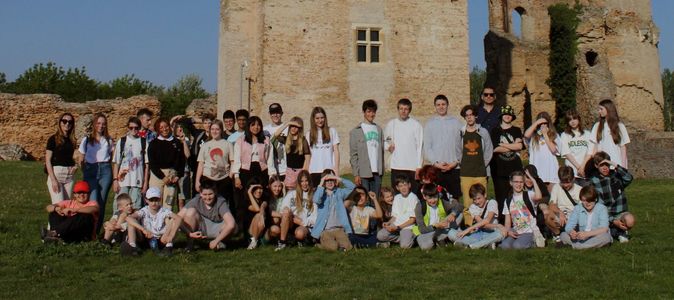 Clever School students and teachers in a group photo at a fortress on a school trip