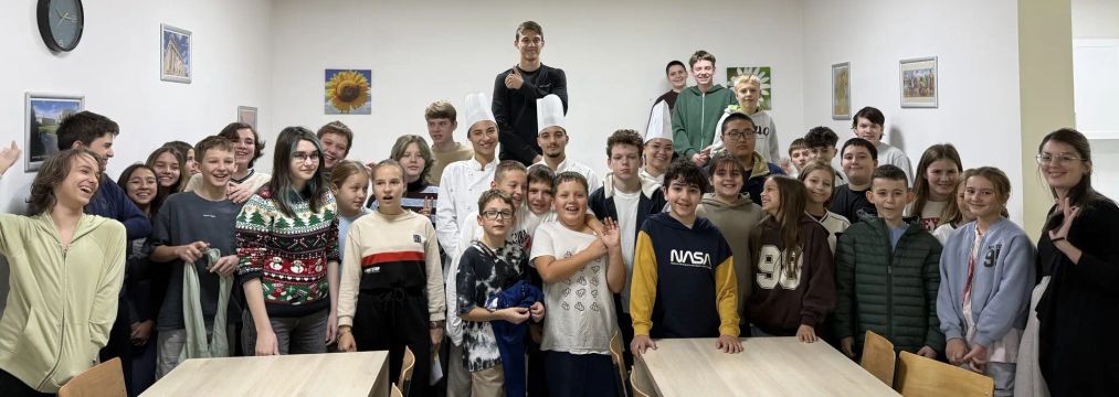 Ученики и учителя школы Clever на общем фото в классе